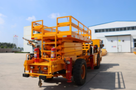 Xe nâng cắt kéo ZONGDA dùng trong khai thác mỏ ngầm, phục vụ công tác bảo trì và sửa chữa đường hầm.
